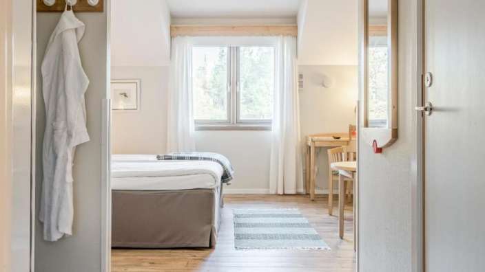Ein Hotelzimmer mit einem Bett und einem Spiegel