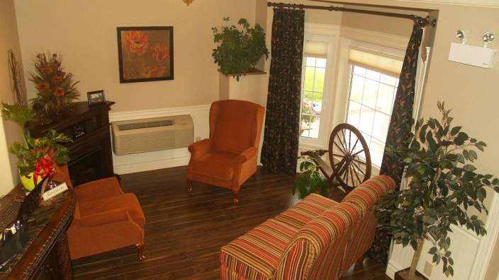 Ein Wohnzimmer mit zwei Stühlen und einem Wagenrad