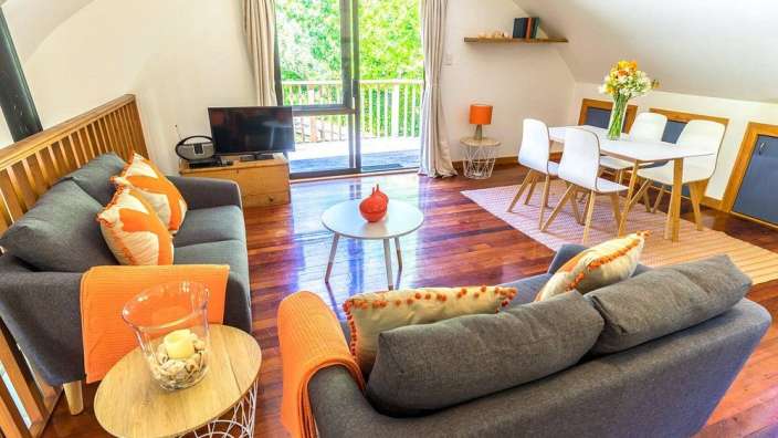 Ein Wohnzimmer mit einem Couchtisch und einem Fernseher