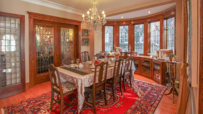 Ein Esszimmer mit einem Tisch und Stühlen und einem Kronleuchter