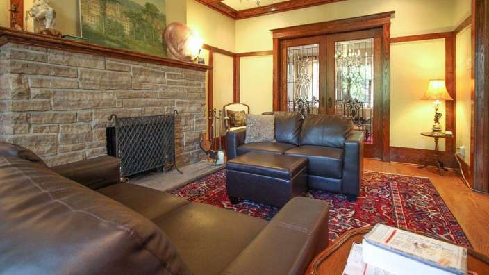 Ein Wohnzimmer mit einer Couch und einem Kamin