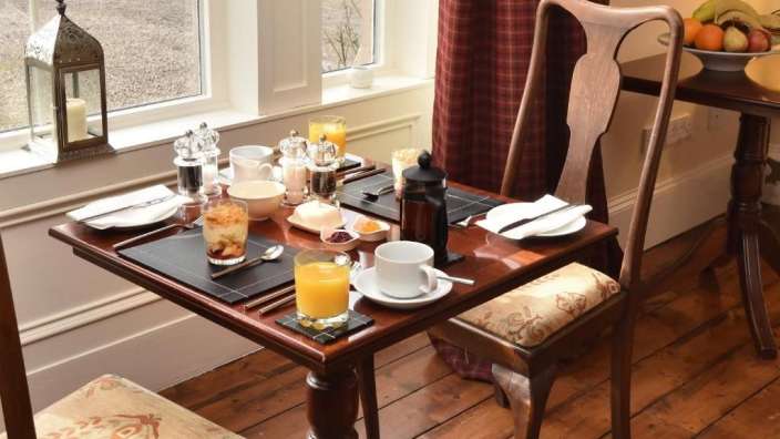 Ein Tisch mit einem Glas Orangensaft darauf