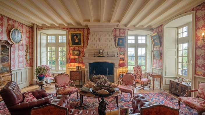 Ein Wohnzimmer mit vielen Möbeln und einem Kamin