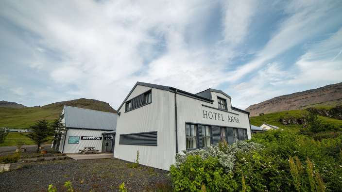 Ein weißes Gebäude mit der Aufschrift Hotel anna darauf