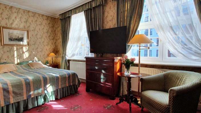 Ein Schlafzimmer mit einem Bett und einem Fernseher