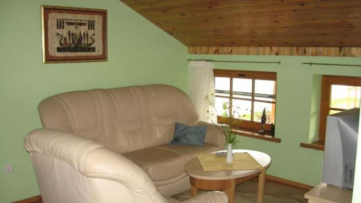 Ein Wohnzimmer mit einem Couchtisch und einem Fernseher