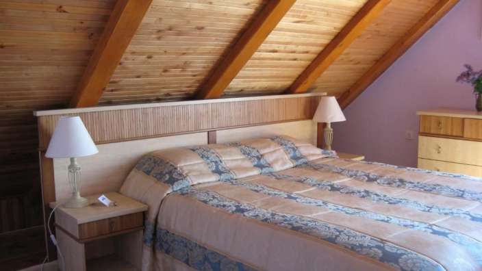 Ein Schlafzimmer mit einem Bett und zwei Lampen