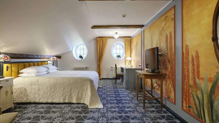 Ein Schlafzimmer mit zwei Betten und einem Fernseher