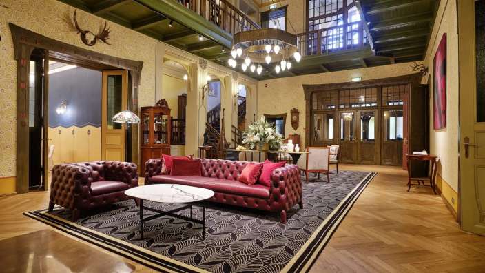 Ein Wohnzimmer mit einer Couch und zwei Stühlen