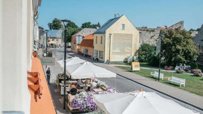 Eine Straße mit einem Gebäude mit dem Namen patrick darauf
