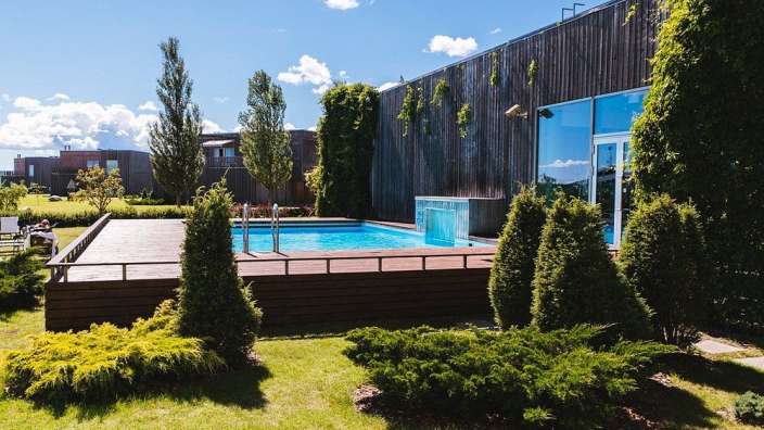 Ein großer Pool mit einem Holzdeck davor