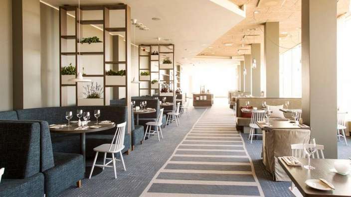 Ein Restaurant mit vielen Tischen und Stühlen