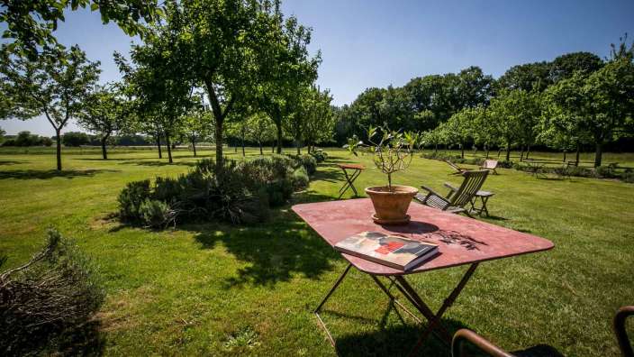 Ein Tisch mit einem Buch und einem Topf auf dem Tisch