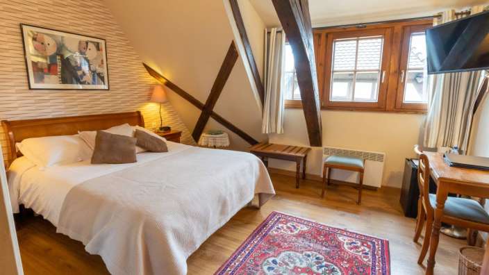 Ein Schlafzimmer mit einem Bett und einem Fernseher