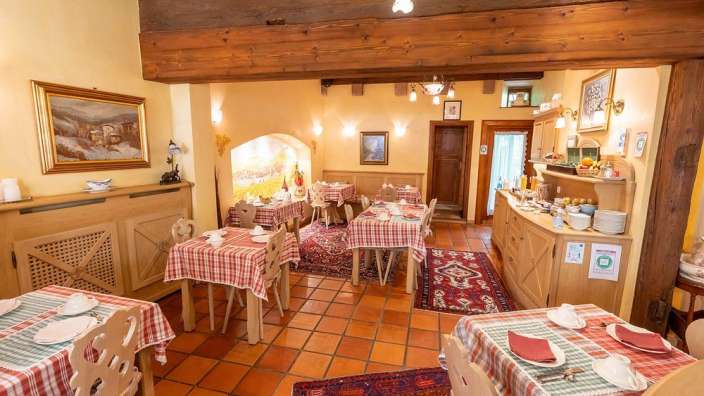 Ein Esszimmer mit vielen Tischen und Stühlen