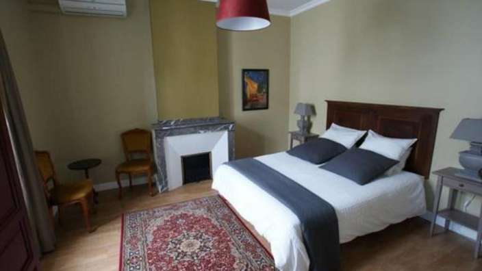 Ein Schlafzimmer mit einem Bett und einem Kamin