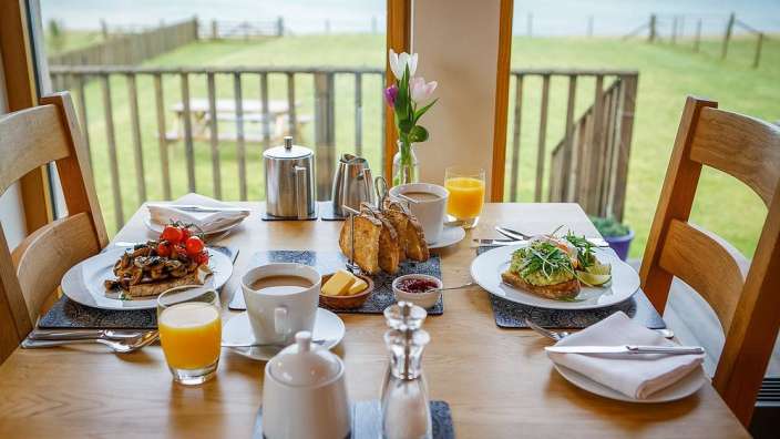 Ein Tisch mit Speisen und Getränken steht vor einem Fenster