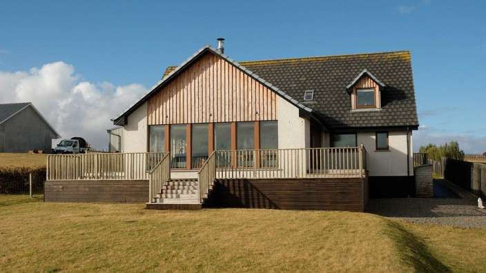 Ein Haus mit einer großen Terrasse davor