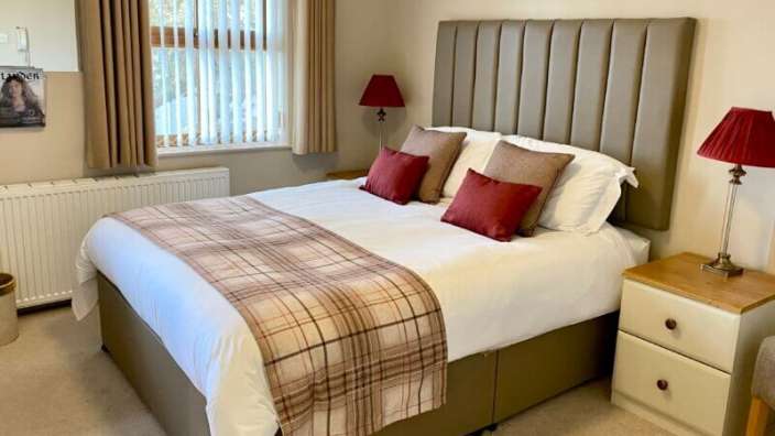 Ein Schlafzimmer mit einem Bett und zwei Nachttischen