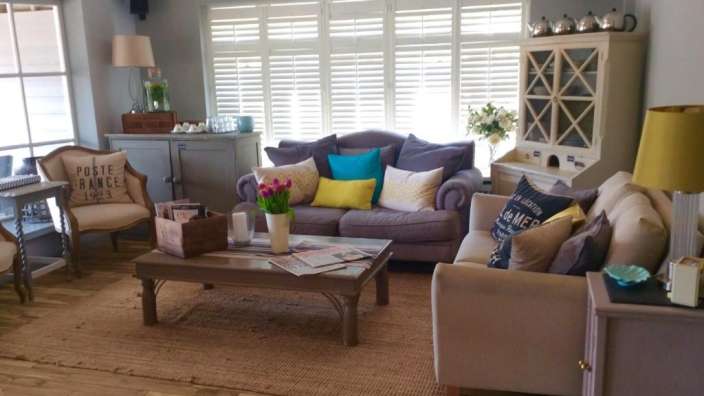 Ein Wohnzimmer mit einem Couchtisch und zwei Stühlen