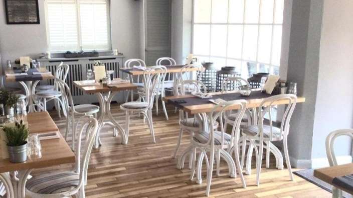 Ein Restaurant mit vielen Tischen und Stühlen