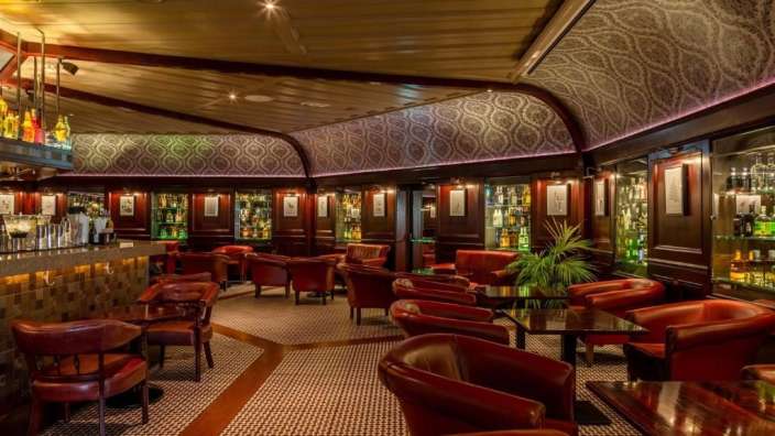 Ein Restaurant mit vielen Stühlen und Tischen und einer Bar