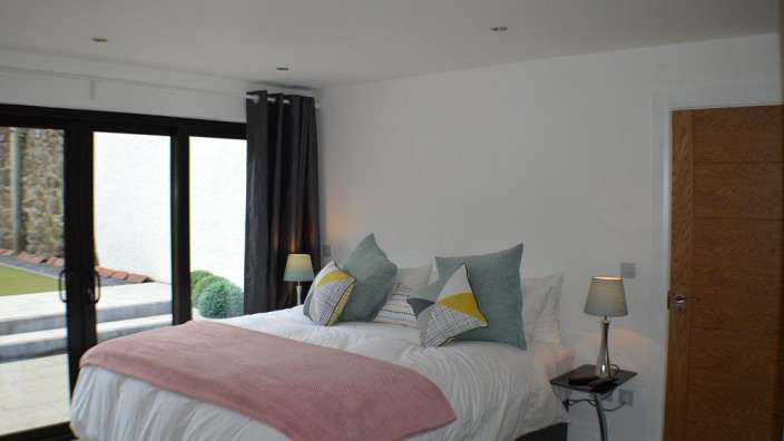 Ein Schlafzimmer mit einem Bett und zwei Lampen