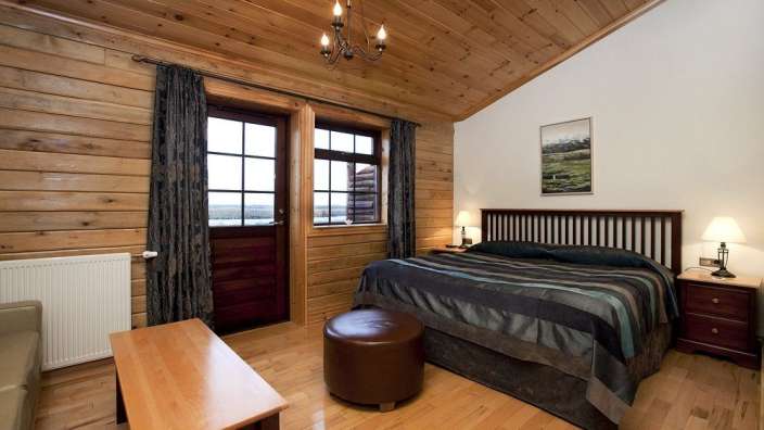 Ein Schlafzimmer mit einem Bett und einem Tisch