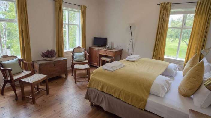 Ein Schlafzimmer mit einem Bett und einem Stuhl