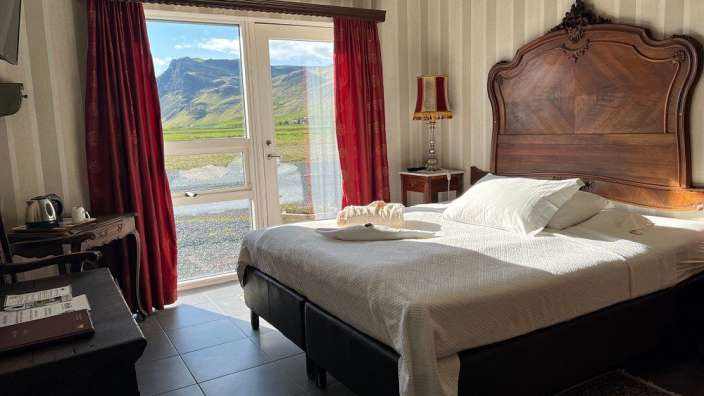 Ein Hotelzimmer mit einem Bett und einem Tisch