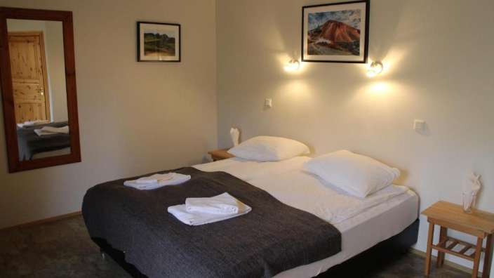 Ein Schlafzimmer mit einem Bett und einem Spiegel