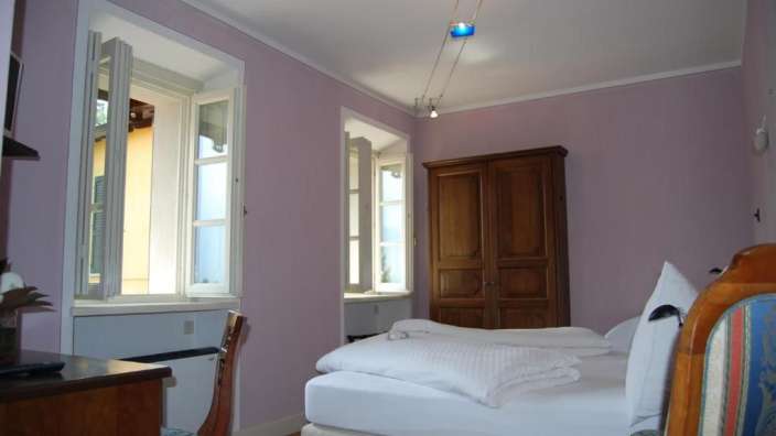 Ein Schlafzimmer mit einem Bett und einem Schreibtisch