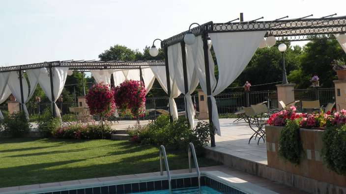 Ein Swimmingpool mit weißen Vorhängen und einer Treppe