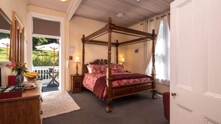 Ein Schlafzimmer mit einem Himmelbett und einem Schrank