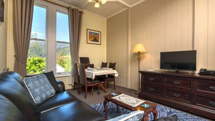 Ein Wohnzimmer mit einem Couchtisch und einem Fernseher