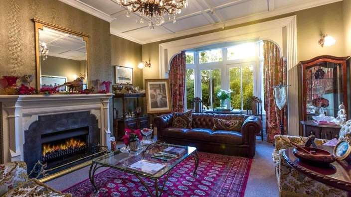 Ein Wohnzimmer mit einem Couchtisch und einem Kamin