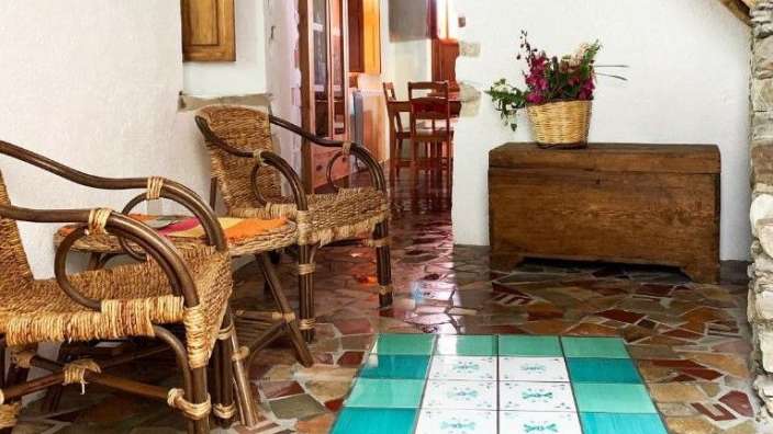 Ein Flur mit Stühlen und einer Kiste mit Blumen in einem Korb