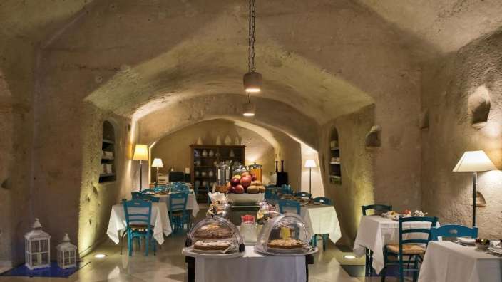 Ein Speisesaal mit vielen Tischen und Stühlen