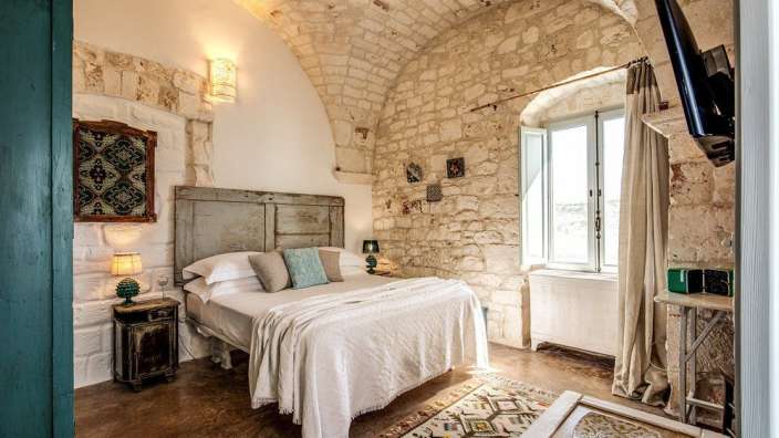 Ein Schlafzimmer mit einem Bett und einem Fernseher