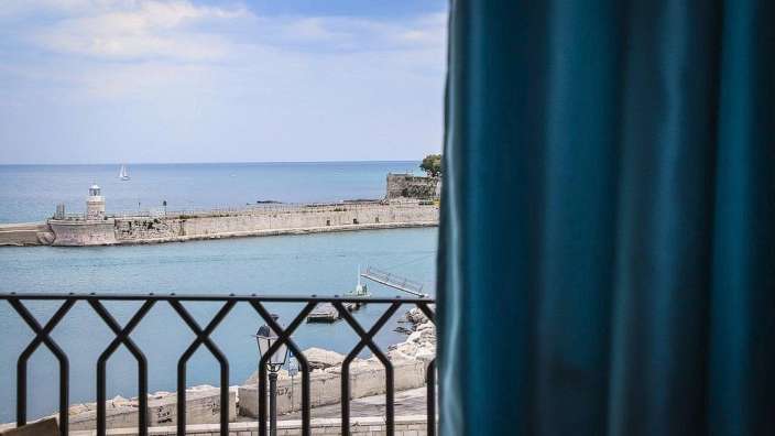 Ein Balkon mit Blick auf das Meer und einen Leuchtturm