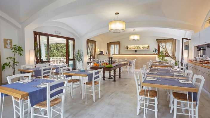 Ein Esszimmer mit vielen Tischen und Stühlen