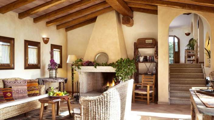 Ein Wohnzimmer mit einem Kamin und vielen Möbeln