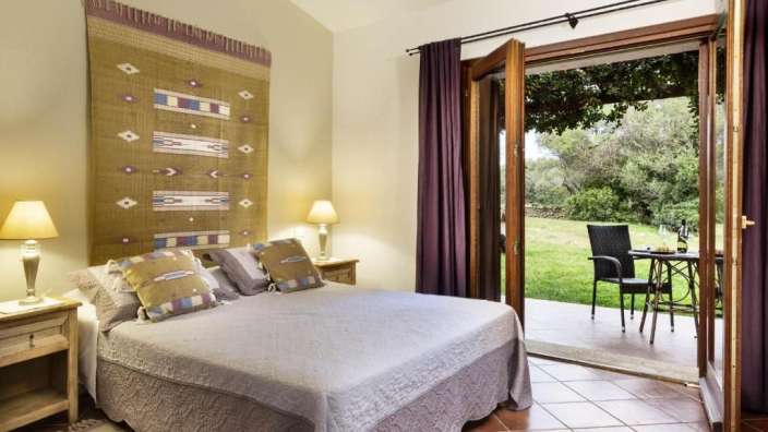 Ein Schlafzimmer mit einem Bett und einem Tisch