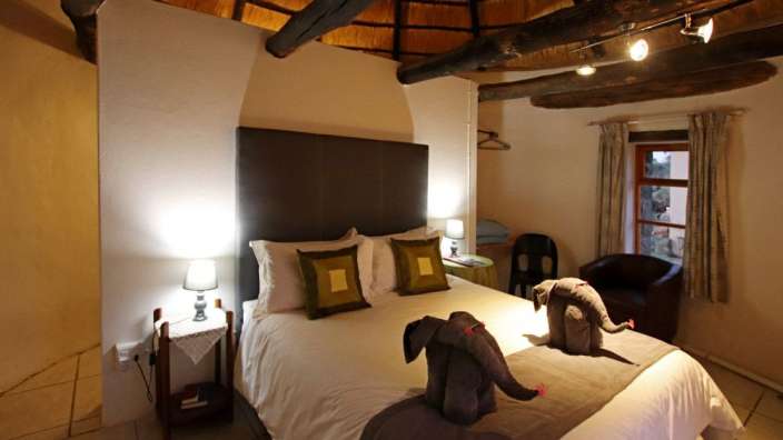 Ein Schlafzimmer mit einem Bett und einem Stuhl