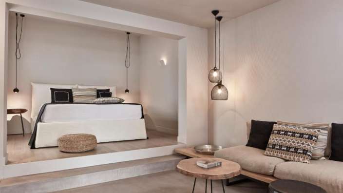 Ein Schlafzimmer mit einem Bett und einem Couchtisch