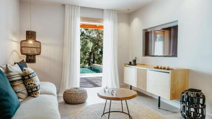 Ein Wohnzimmer mit einem Couchtisch und einem Fernseher