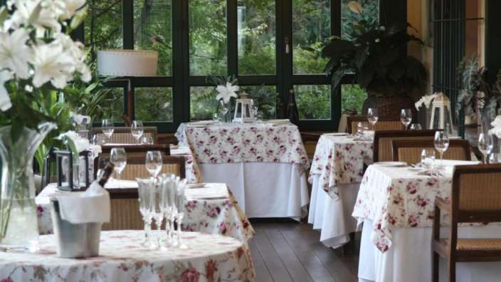 Ein Restaurant mit vielen Tischen und Stühlen