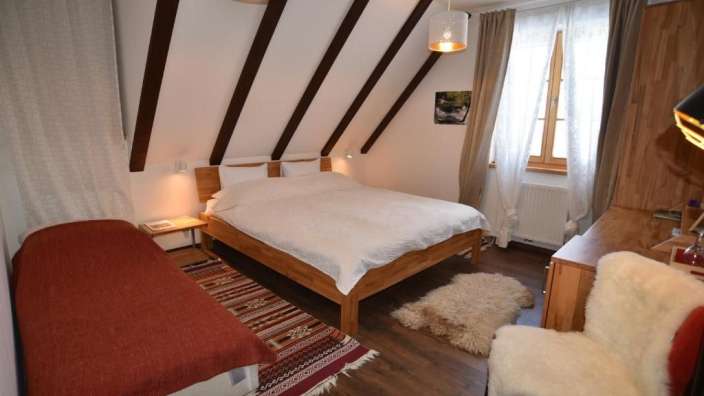 Ein Schlafzimmer mit einem Bett und einem Stuhl