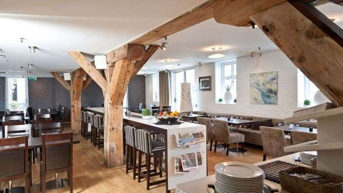 Ein Restaurant mit vielen Tischen und Stühlen