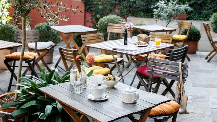 Ein Tisch mit einer Teekanne und einer Tasse Kaffee darauf